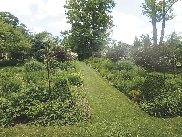 06-27 HOME Garden paths should by the same width for their full length.jpg